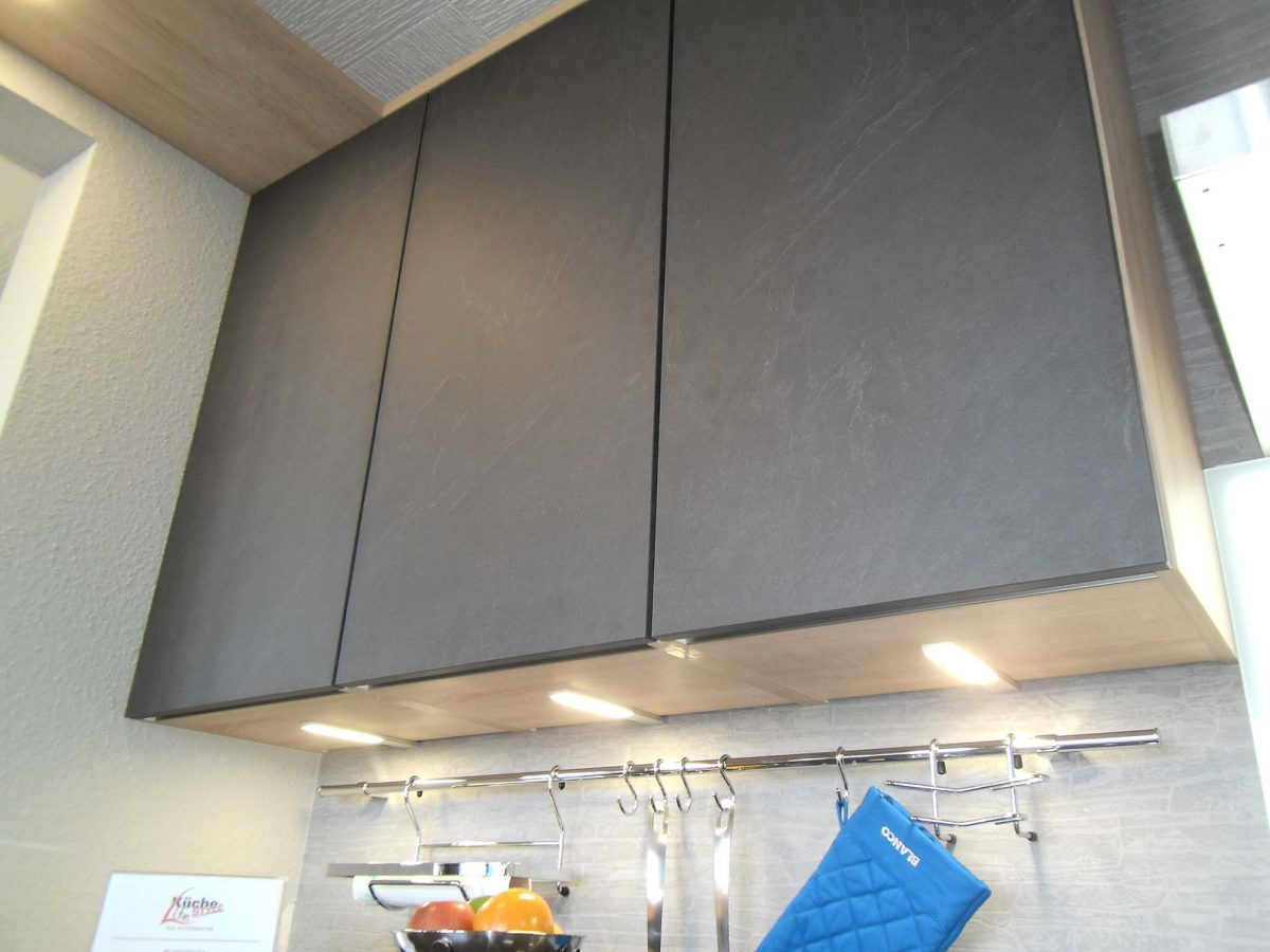 "grifflose" Oberschränke mit untergebauter LED-Beleuchtung - Küche Life