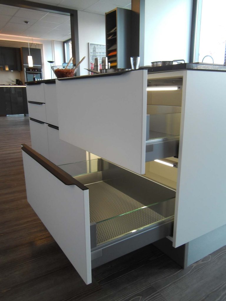 Unterschrank mit LED-Innenbeleuchtung - Küche Life Style