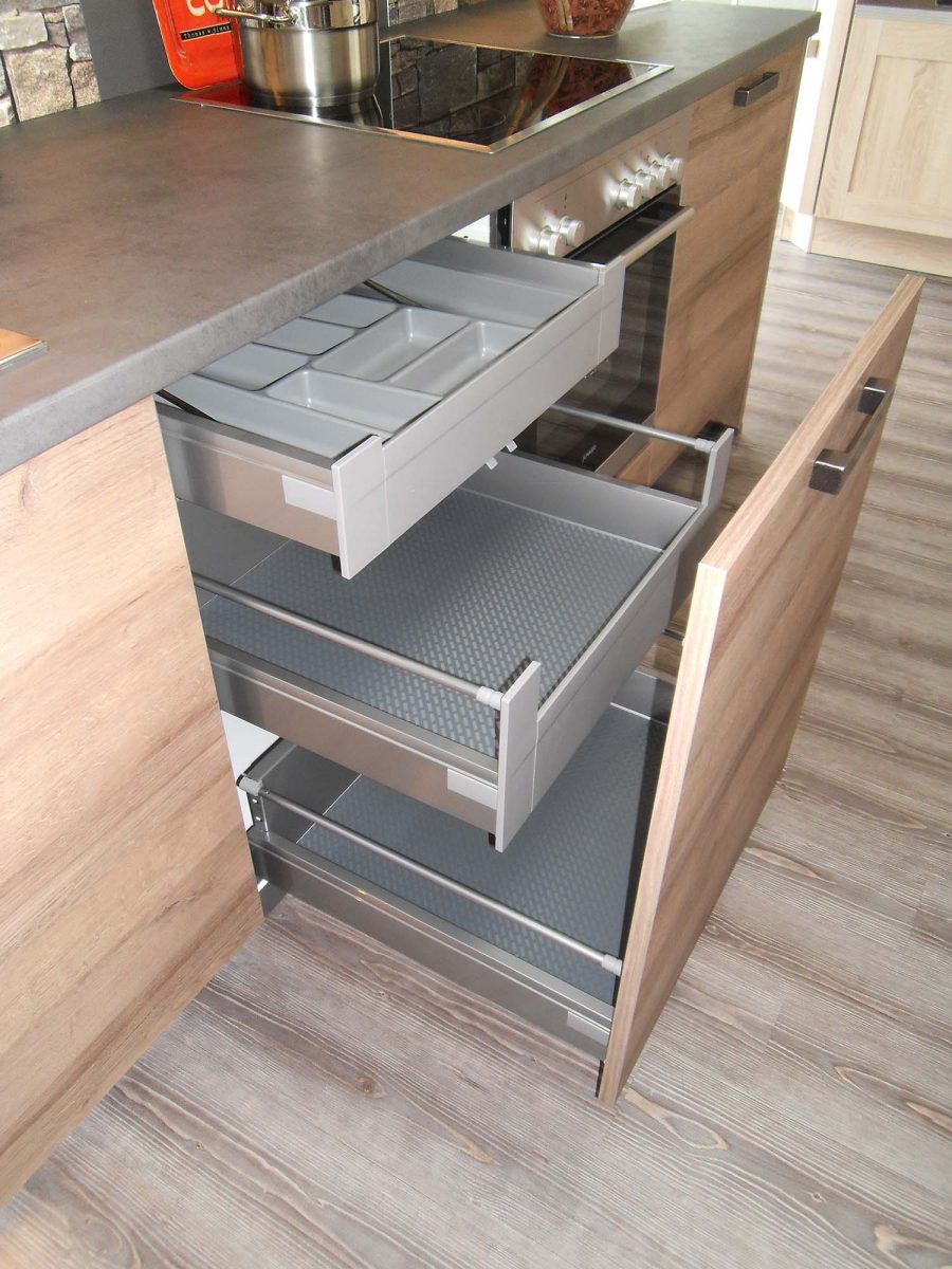 Unterschrank mit durchgehender Front, Innenschubkasten und Innenauszug